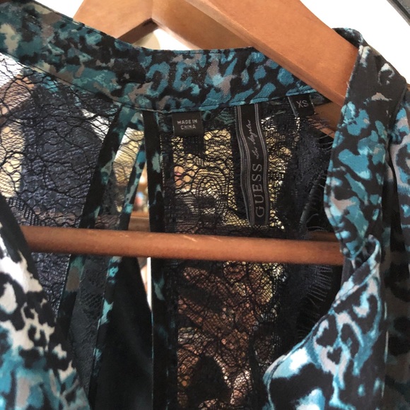 Guess black blue ruffle chiffon tank top - Picture 3 of 5